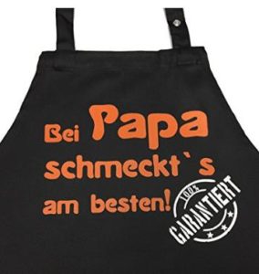 Bei PAPA schmeckt`s am besten! Garantiert! - Kochschürze, Latzschürze mit verstellbarem Nackenband und Seitentasche - Geschenk Papa Vater Mann